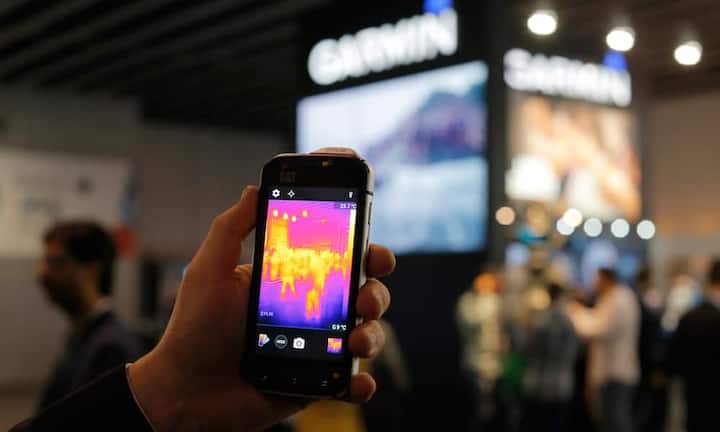 Für eine Premiere sorgt Cat Phones: Das Cat S60 verfügt über eine eingebaute Wärmebildkamera. Damit sollen Nutzer auf Baustellen Lecks oder Wärmebrücken aufspüren können. Auch der Touchscreen ist baustellentauglich, selbst mit Handschuhen oder nassen Händen soll die Bedienung möglich sein.