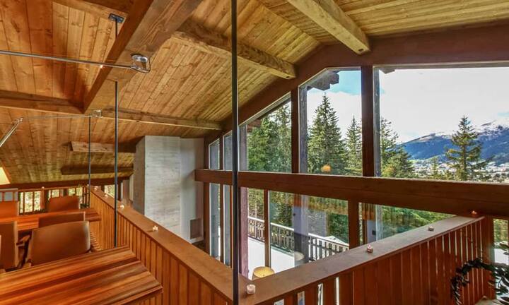 Aus der Galerie sieht man nicht nur hinunter in den...