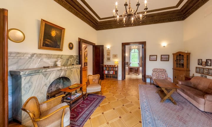 Die Villa Mertens wurde 1875 auf einem beachtlichen 13.221 m² Grundstück erbaut. Auf dem Grundstück in Bestlage, befindet sich neben der Altbauvilla ein weiteres Wohn- und Wirtschaftsgebäude im Einfahrtsbereich der Anlage. Die Villa mit sieben Zimmern und drei Bädern hat ein Kaminzimmer auf dem Erdgeschoss.
Peyton Robert Neubauer