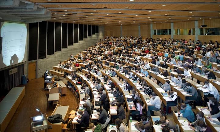 Lehre, Master, Diplom oder Doktortitel - was die SMI-Konzern-Chefs gelernt haben: