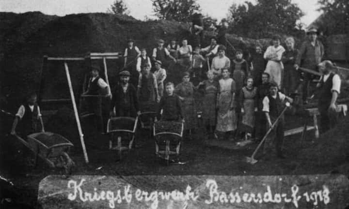 ... als das Volk am 6. Juni 1915 mit über 94 Prozent Ja-Stimmen eine «einmalige» Kriegssteuer annahm. Der Krieg stellte die Schweiz vor schwere innere Probleme, die Not war gross. Auch die reichen Bürger sahen deshalb ein, dass sie einen Teil der Kriegslasten schultern mussten. Im Bild: Kriegsbergwerk in Bassersdorf.