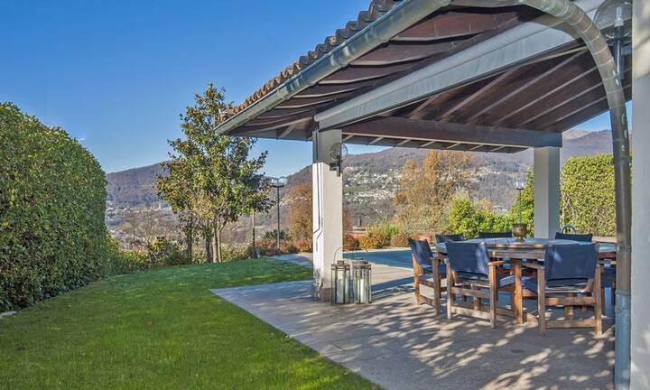 Eine grosse Terrasse mit Garten und Kamineck lädt dazu ein, die sonnigen Tage im Tessin voll zu geniessen.