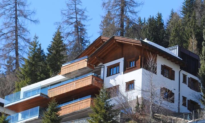 Es wurde 2009 renoviert und erweitert. Auf den vier Stockwerken sind drei separat erschlossene Wohnlandschaften zugänglich.