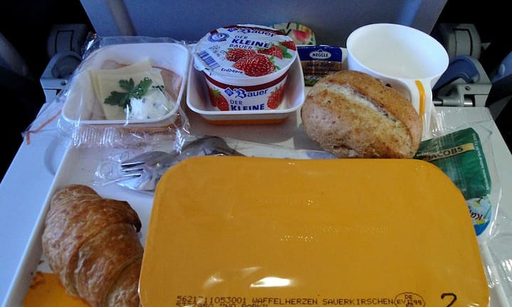 5. Haben Sie keine Sonderwünsche beim EssenKlar ist: Wer Sonderwünsche wie vegetarisches Essen hat, bereitet der Airline organisatorischen Aufwand. Es wäre für sie deshalb zu kompliziert, Sie auch noch in eine höhere Klasse umzusetzen. Dann müsste auch die Essensverteilung umorganisiert werden. Menschen, die das Standardessen wählen, werden deshalb wahrscheinlicher umgesetzt.