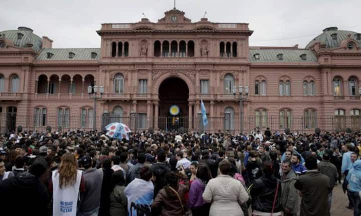 Argentinien: Trotz drohender Staatspleite ist das südamerikanische Land klar Spitzenreiter - plus 51 Prozent. Bloomberg