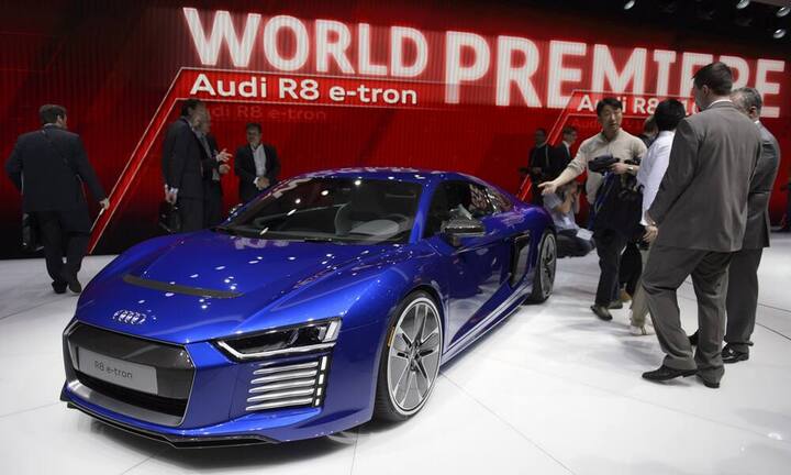 Der amerikanische Elektrowagen-Pionier Tesla hat es vorgemacht, jetzt legen die deutschen Autobauer nach: Audi, BMW und Co. wollen jetzt mit emissionsfreien schicken Sportwagen auf Kundenfang gehen. So rollte Audi auf dem Genfer Autosalon seinen neuen Rennwagen R8 auch als reines Elektroauto auf die Bühne. 450 Kilometer Reichweite schafft der R8 e-tron mit einer Akkuladung.