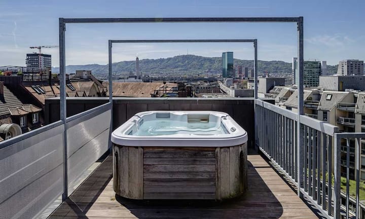 Ein Highlight der Attika-Wohnung: Der Whirlpool unter freiem Himmel auf einer über 110 Quadratmeter grossen Dachterrasse.