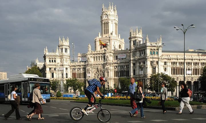 Den billigsten Alkohol können Hotelgäste in Europa trinken. Am besten in Madrid mit 4,27 Franken für ein Glas Rotwein.