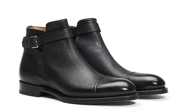 Allrounder: Bally (Mann) Dieser schwarzer Lederstiefel im Oxford-Stil mit umlaufenden Schnallenriemen sorgen sowohl draussen beim Feuerwerk, als auch drinnen auf dem Tanzparkett für lässige Trittsicherheit. Preis 1.195 Franken