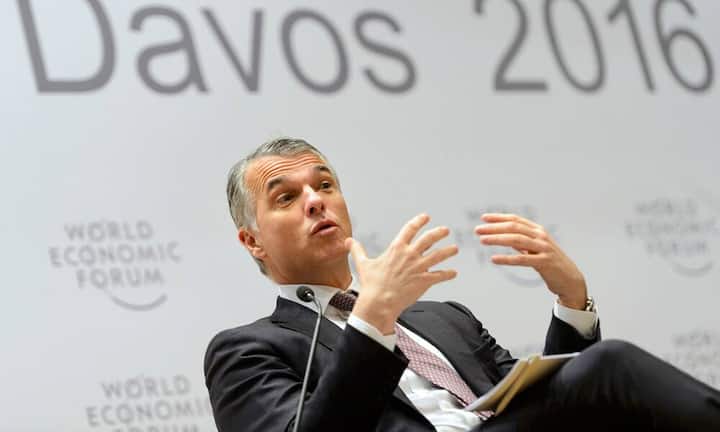 Sergio ErmottiCEO UBSVon der Grosskrise vieler europäischer Bankhäuser blieb die UBS zwar verschont, doch aus Anlegersicht war der Jahrgang 2016 für den Chef der grössten Schweizer Bank dennoch der schlechteste seiner fünfjährigen Amtszeit: Der Aktienkurs brach zeitweise um mehr als 25 Prozent ein. Ermotti nutzte den selbst deklarierten «Beginn des Rückspiels» seiner Amtszeit für den bisher grössten Umbau der Konzernleitung.