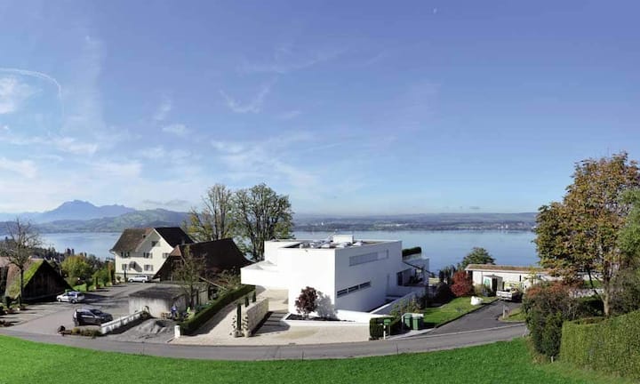 Die Villa eignet sich hervorragend für repräsentatives Wohnen im steuergünstigen Kanton Zug. Preis auf Anfrage Quelle und Bilder: Engel & Völkers