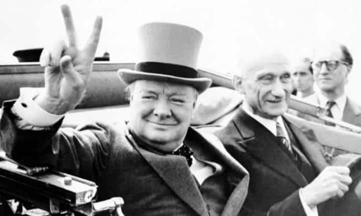 Winston Churchill griff die «V for Victory»-Kampagne auf und gebrauchte das V-Zeichen fortan bei öffentlichen Auftritten. Bild: Churchill in Frankreich, 14. Juli 1946. Quelle: Keystone.
