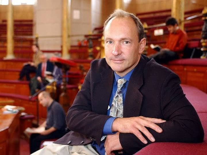 Physiker und Informatiker Tim Berners-Lee entwickelte ab 1989 für die Europäische Organisation für Kernforschung (CERN) ein Austausch-System von Informationen und Daten zwischen Wissenschaftlern. Es beruhte auf dem Prinzip des Hypertexts - der Ursprung des World Wide Web (nicht zu verwechseln mit dem Internet).