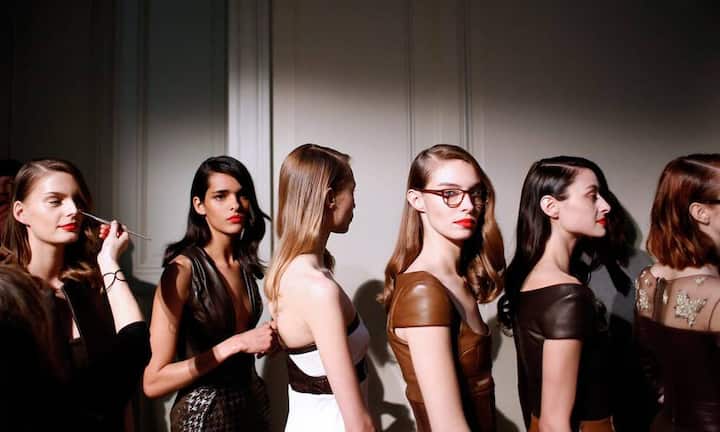 Models warten Backstage vor der Präsentation der neuen Kollektion des indonesischen Designers Didit Hediprasetyo.