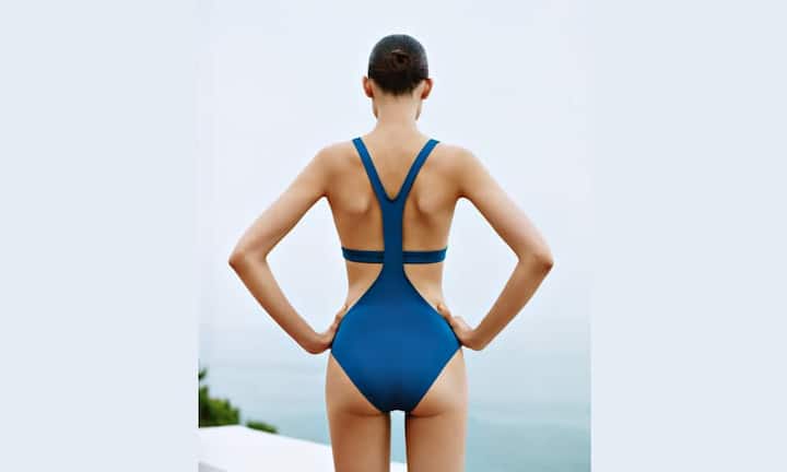 Wer ein besonderes Badekleid sucht, schaut bei Hermès vorbei. Dort gibt es für diesen Sommer Badekleider mit puristischen Schnitten in auffälligen Farben. Das Modell unten etwa schmeichelt dem Körper, lässt die Trägerin sexy und doch züchtig aussehen.
Hermès, Preis auf Anfrage.