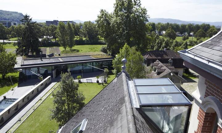 Der moderne Stahl-Glas-Pavillon bietet bis zu 120 Gästen Platz und ist ideal für repräsentative Veranstaltungen. Den Preis erfährt man indes nur auf Anfrage. (Quelle/Bilder:
Engel & Völkers)