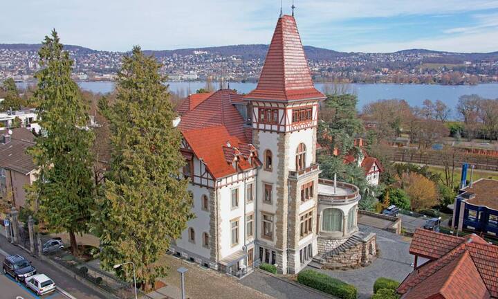 Das Herrenhaus erstreckt sich über fünf Etagen mit antikem Parkett. Die Wände sind teils holzvertäfelt oder tragen beeindruckende Ar- Nouveau-Illustrationen.