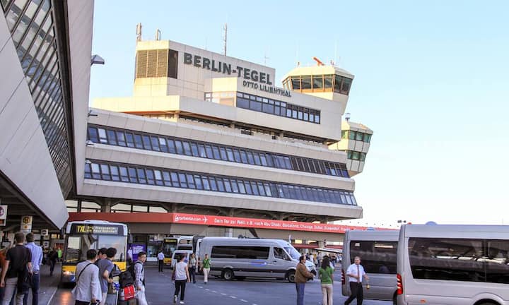 Den ersten Platz unter Europas Flughäfen bis zu 20 Millionen Passagieren belegt Berlin-Tegel. Höchstens drei Minuten dauert der Weg vom Sicherheitscheck bis zum Flugsteig an allen vier Terminals.Depositphotos.com/flik47