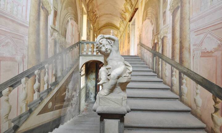 ... aufwändige Wandmalereien, die von Angelo Michele Colonna im Jahr 1652 fertiggestellt wurden. Die Fresken wirken manchmal...