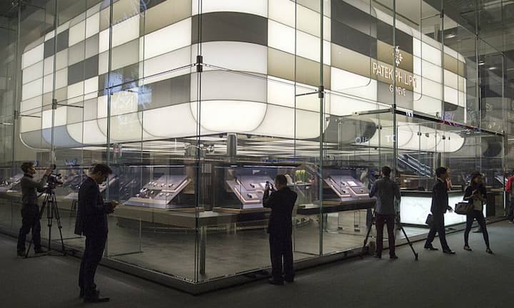 Die Genfer Uhrenmanufaktur Patek Philippe ist mit einem grossen Pavillon vertreten. 175 Jahre jung ist die Luxusmarke. Den Geburtstag feierte die Firma mit Jubiläumsuhren, darunter auch der kompliziertesten Armbanduhr der Welt.