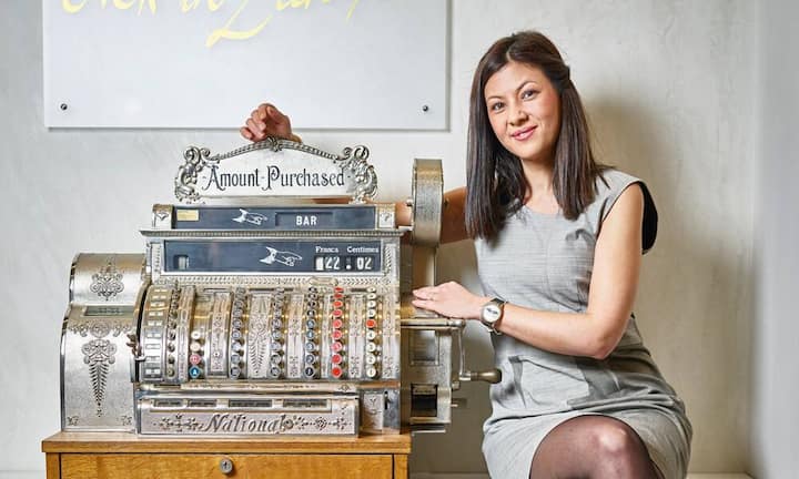 Die Beauty-ChefinMit dem Kosmetikinstitut Beauty Concierge machte sich Jessica Jean-Richard Anfang 2015 selbständig, den Coiffuresalon André Joe am Walcheplatz in Zürich übernahm sie von ihrem Vater. Jean-Richard musste sich durchsetzen und zeigen, dass ihr Weg der richtige ist. Bei Treffen mit Lieferanten ist der Vater noch dabei: Er ist knallhart, wenn es um Preisverhandlungen geht, ich habe einen guten Riecher für die Produktauswahl. Bilder: René Ruis