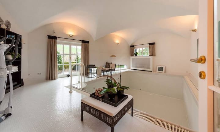 Wasserfreunde können sich im hauseigenen Pool austoben.