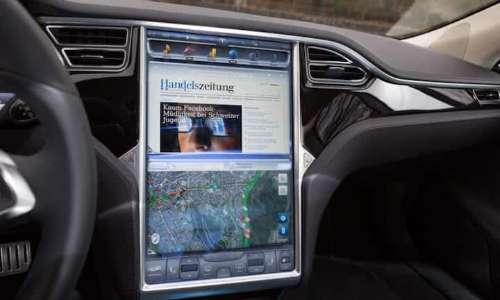 Der Touchscreen ist das zentrale Steuerelement im Tesla. Ihn zu bedienen braucht viel Aufmerksamkeit und lenkt den Blick von der Strasse ab. Das Auto hat der Fotograf Patrick Stoll exklusiv für handelszeitung.ch in Szene gesetzt.