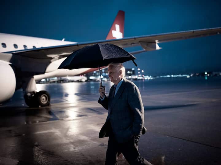 Martin Ebner waehrend eines Fluges zwischen Zuerich Kloten und Bremen mit einem neuen Flugzeug des Types Embraer E190-E2 der Helvetic Airways, am Freitag 8. November 2019.Bild: Michael Buholzer
