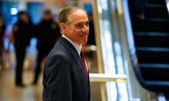 David Shulkin - KriegsveteranenministerDavid Shulkin ist Arzt und Beamter. Seit 2015 arbeitet er als Staatssekretär im Kriegsveteranenministerium. Für Trump führt er als Minister für Kriegsveteranen seine Arbeit fort.