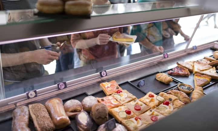 Zweite Chance für Backwaren und Co.  Warum sollten belegte Brote und Gebäck vom Vortag in der Tonne landen? Für den halben Preis finden sie bei Projekten wie der «Äss-Bar» reissenden Absatz. Foodtrucks holen Übriggebliebenes bei Partner-Bäckereien ab  und bieten es der Kundschaft «frisch von gestern» an. Sogar ein Lieferservice kann angefragt werden. Gibt es zweimal in Zürich, in St.Gallen, Winterthur und Bern.