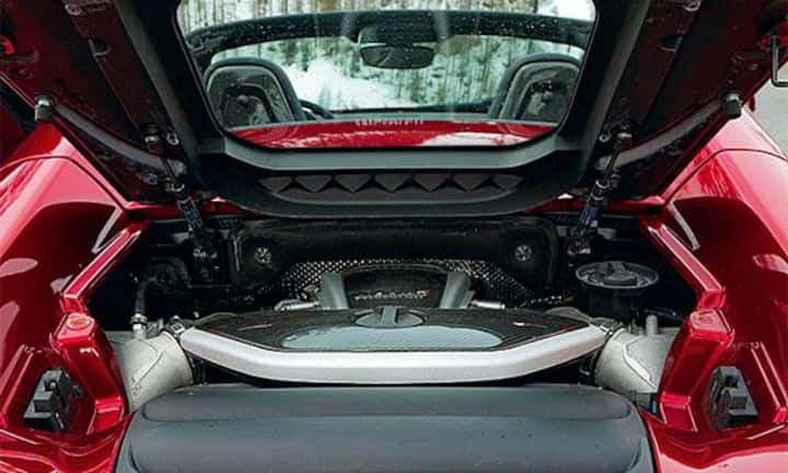 Durchblick: Die gläserne Motorhaube gibt freie Sicht auf den V8 Biturbo.