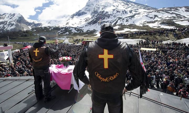 Das die Schweiz ein Töffland ist zeigt auch dieses Bild. Tausende kommen jedes Jahr zur traditionellen Töffsegnung auf dem Simplonpass.Bilder: Keystone/Grafiken: car4you