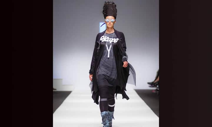 Ein Model trägt eine Kreation von Art Point