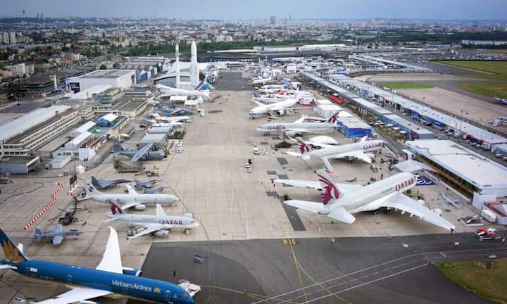 Überblick über den Flughafen Le Bourget und die Vielzahl an Flugzeugen welche an der Flugshow teilnehmen.
