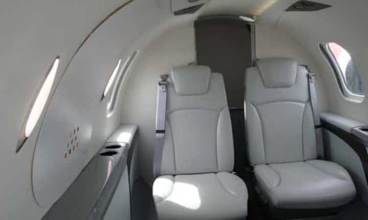 ... wie die schmucke Ausstattung. Wobei der Innenraum im bloss 13 Meter langen Flieger begrenzt ist.