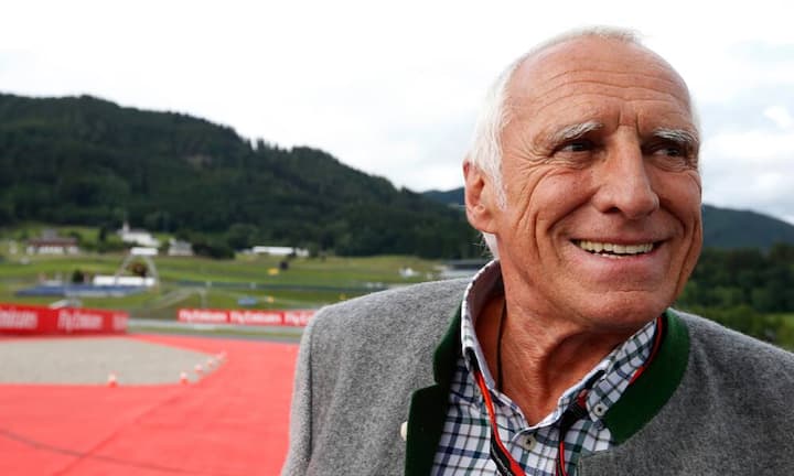 Der Österreicher Dieter Mateschitz hat mit Red Bull ein neuartiges Geschäftsmodell erfunden, macht heute damit fast 6 Milliarden Euro Umsatz, hat seine Privatschatulle mit einem Vermögen von mehr als 8 Milliarden Euro angefüllt und die Marke Red Bull mit einem Wert von inzwischen 15 Milliarden Euro aufgeladen. Getty Images
