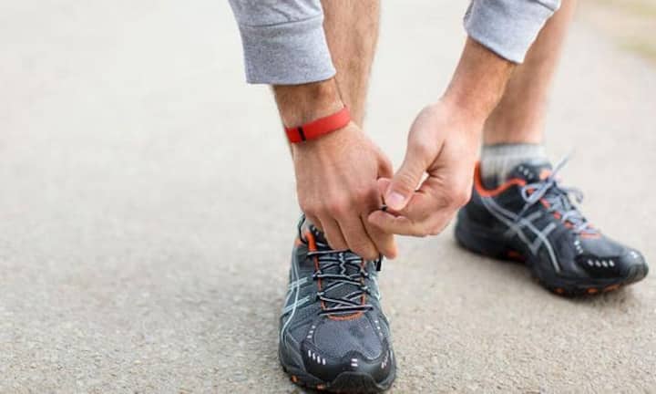 2007
Das Armband «Fitbit», das Gesundheitsdaten sammelt und elektronisch speichert, sorgt für Aufregung im Markt. Die Firma gilt als Wearables-Pionierin.