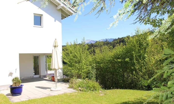 Nebst der grosszügigen Gartenanlage mit Gartensitzplatz, welche viel Privatsphäre bietet, besitzt die Immobilie eine eigene kleine Wellnessoase mit Whirlpool.