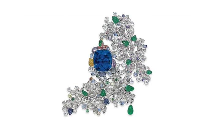 Neben dem orangenen Diamanten werden andere Schmuckstücke zum Kauf angeboten: Ein mit antiken Rubinen besetztes Paar Ohrringe aus dem 19. Jahrhundert (Preis zwischen 400'000 und 600'000 Franken),...