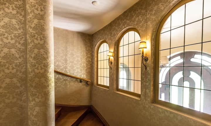 Die zwölf Zimmer plus Nebenräume verteilen sich über zwei Etagen.