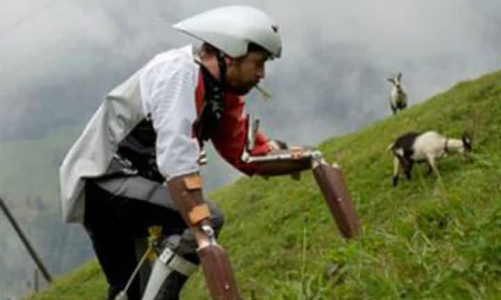 Während drei Tagen lebte der Brite Thomas Thwaites ein Leben als Ziege. An Armen und Beinen hat er sich Prothesen angesetzt, um den Tieren ähnlich zu sein.