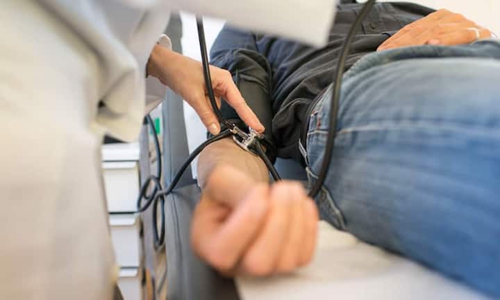 KrankenkasseBei Krankenkassen unterscheiden sich die Prämien der Anbieter beträchtlich, die Leistungen dagegen sind bei der Grundversicherung überall identisch. So ist der Vergleich schnell gemacht und wie Comparis zeigt, lohnt es sich: Pro Haushalt schätzt der Vergleichsdienst die Einsparungen auf bis zu 15'000 Franken im Jahr. Nicht verpassen darf man den Stichtag Ende November, bis dann muss der Wechsel vollzogen sein.