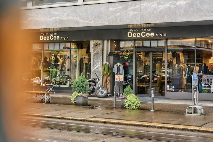 DeeCee style

Talacker 21

8001 Zürich

Insta: deeceestylezurich

Web: deeceestyle.ch