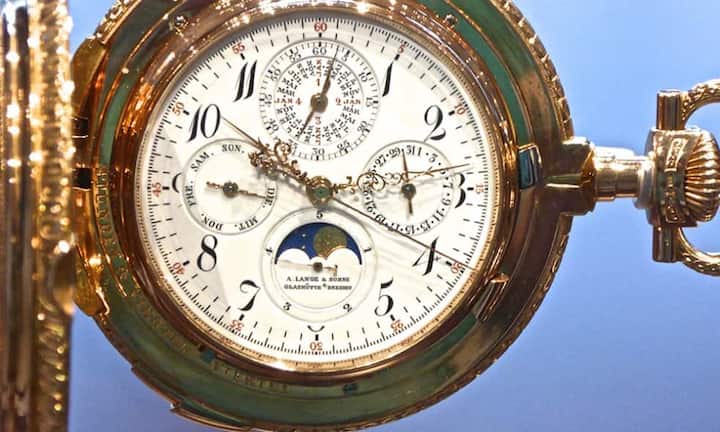 Grande Complication
Eine Grande Complication vereint mehrere Komplikationen in einer Uhr. Die abgebildete Grande Complication Nr. 42500 von A. Lange & Söhne, Glashütte, aus dem Jahr 1902 ist ein Unikat, das bei einer Auktion mehrere Millionen Franken einbringen würde. Das Uhrwerk besteht aus 833 Einzelteilen.
Bild: Ventus55/CC/wikimedia