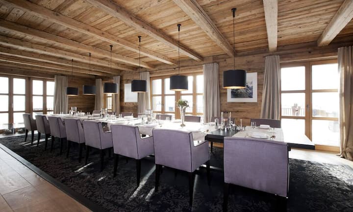 Bis zu 24 Personen finden im Blockhaus Platz. Entsprechend gross ist der Tisch im Essbereich.