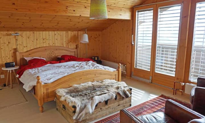 Im Chalet befinden sich zwei Schlafzimmer mit Zugang zum Balkon.