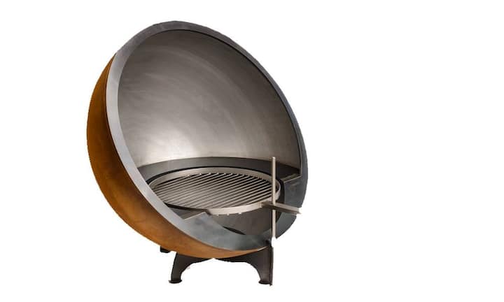 KugelblitzIn seiner Heimat am Thunersee fertigt der Metallbauer und Jungunternehmer Tizian Burgener mit seiner Firma Formraum extravagante Objekte. Der Feuerkugelgrill Aaron hat einen Durchmesser von 80 Zentimetern und einen höhenverstellbaren Chromstahlgrillrost.Aussteller: Formraum