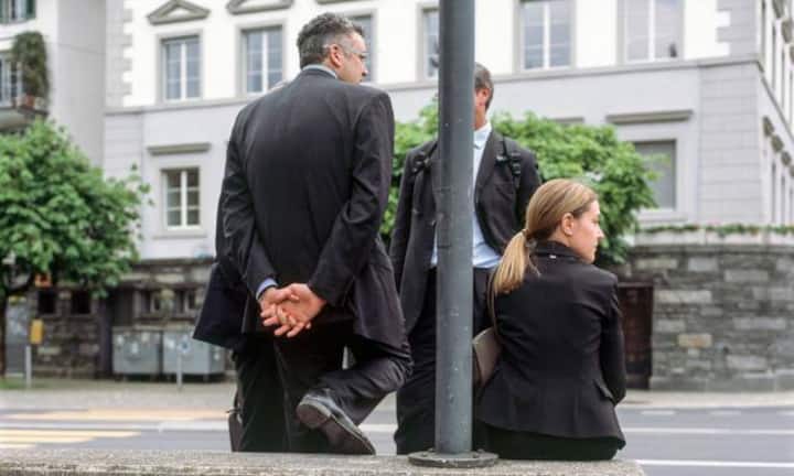 Tipp 1: Männer sind viel schneller beim Thema Salär als Frauen, die öfter ihren Marktwert unterschätzen. Sie sollten sich also vor der Lohndiskussion über ihre Position und ihren Wert bewusst  werden und sich fragen: Was bringe ich dem Unternehmen für Kompetenzen?