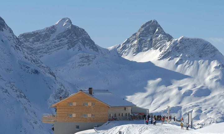 Lech Zürs teilt sich mit 72 Punkten den ersten Platz mit den Schweizer Skiort...