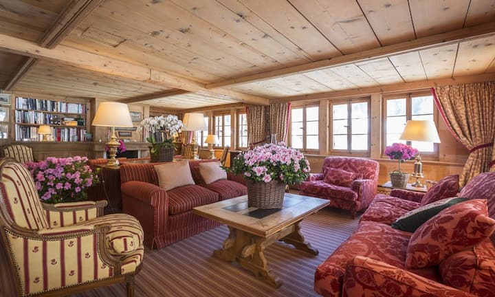 Im elegant gestalteten Wohnzimmer herrscht eine gemütliche Atmosphäre. Im Haus sind meist Dielen- oder Teppichböden.